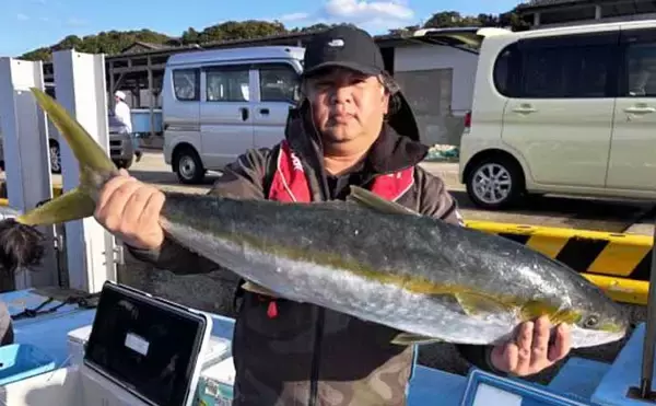 「【沖釣り釣果速報】鷹島沖の落とし込み釣りでヒラマサ7.5kg浮上！青物は船中50尾の爆釣（長崎・佐賀）」の画像