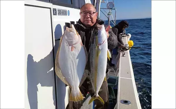 「宗像・大島沖の落とし込み釣りで大型ヒラメ2尾に青物手中！【福岡】下げ潮で好転」の画像
