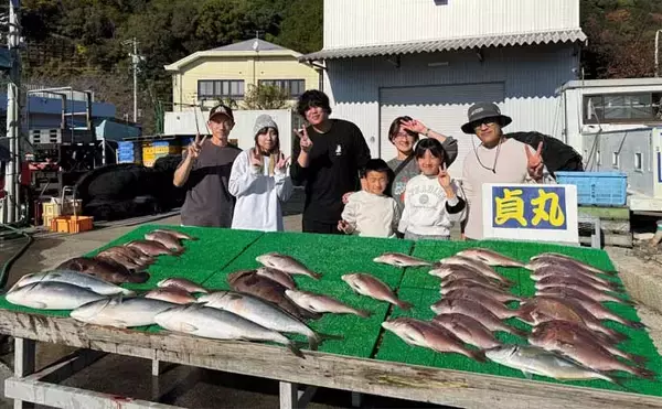 「【海上釣り堀釣果速報】少年がワラサ2匹＆大ダイを堂々キャッチ！マダイ7匹も加わり豪華釣果（愛知・三重）」の画像