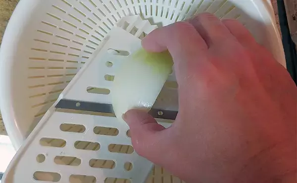 「釣魚で作る「白ワインのお供」レシピ：ヤズのカルパッチョ　油分をプラスして美味しさアップ」の画像