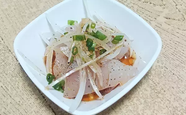 「釣魚で作る「白ワインのお供」レシピ：ヤズのカルパッチョ　油分をプラスして美味しさアップ」の画像