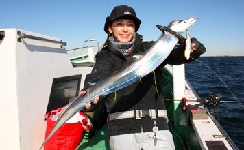 東京湾のテンヤタチウオ釣りで良型交じり4尾キャッチ【鴨下丸】「止め」で食わせた激渋攻略