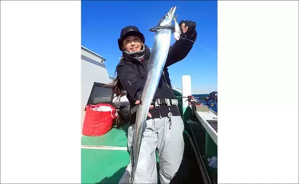 「東京湾のテンヤタチウオ釣りで良型交じり4尾キャッチ【鴨下丸】「止め」で食わせた激渋攻略」の画像