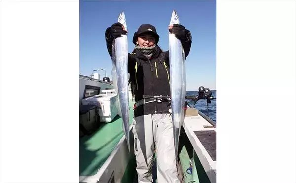 「東京湾のテンヤタチウオ釣りで良型交じり4尾キャッチ【鴨下丸】「止め」で食わせた激渋攻略」の画像