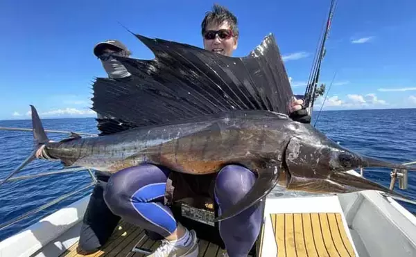 「「4度目の正直で歓喜の瞬間！」キャスティングゲームで2m37cmバショウカジキを好捕【長崎】」の画像