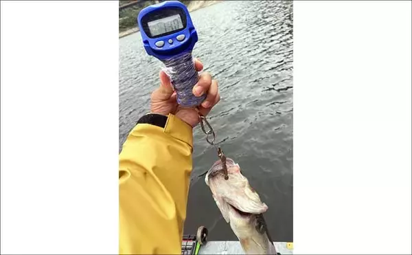 「「魚探トラブルを克服！」ネコリグを使って47cm良型バスをキャッチ【三重・比奈知ダム】」の画像