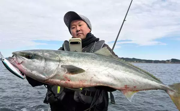 「沖磯キャスティングゲームで80cm超えブリをキャッチ！【熊本・天草】潮動かずも移動で一発ヒット」の画像