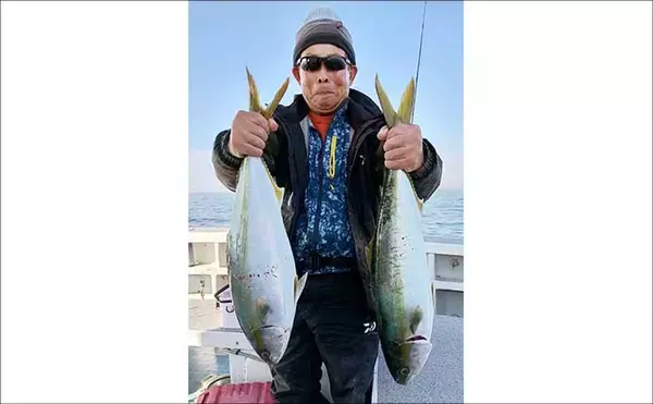 「無風ベタナギのオフショアジギングでワラサ浮上【愛知・師崎沖】鳥山を追って2匹手中」の画像