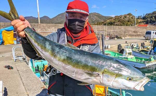 テンビン仕掛けで寒ブリ釣り 92cm極太の本命に食べごろマダイも手中 22年2月23日 エキサイトニュース