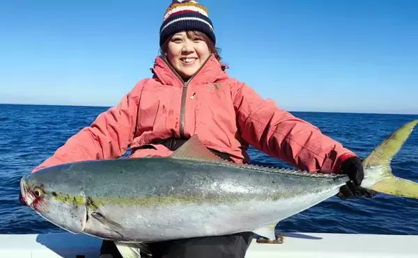 オフショアジギングで船中最大12.5kg寒ブリキャッチ【福岡・糸島】渋況打破の一手はスロージグ