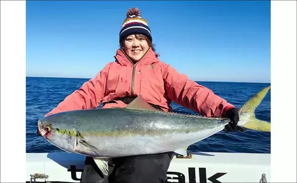 「オフショアジギングで船中最大12.5kg寒ブリキャッチ【福岡・糸島】渋況打破の一手はスロージグ」の画像