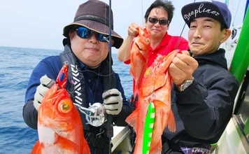 遠州沖のキンメジギングで良型が続々ヒット！【太考丸・静岡】珍ゲストにイカも顔見せ