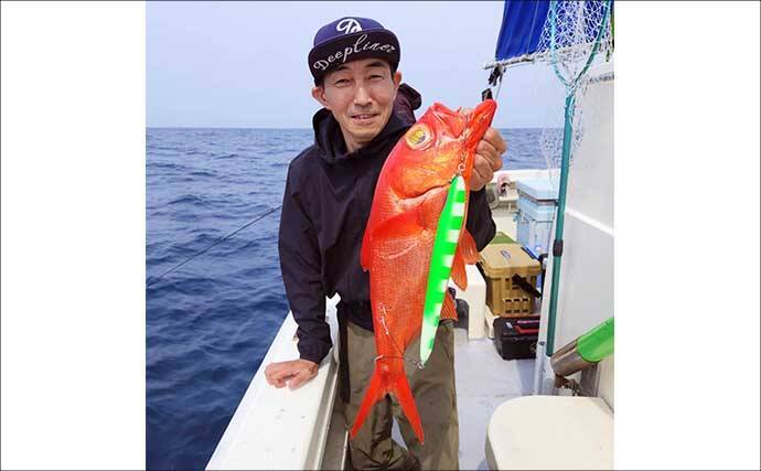 遠州沖のキンメジギングで良型が続々ヒット！【太考丸・静岡】珍ゲストにイカも顔見せ