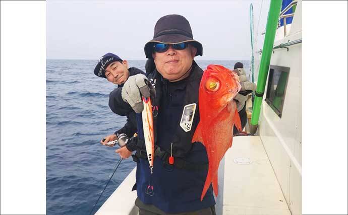 遠州沖のキンメジギングで良型が続々ヒット！【太考丸・静岡】珍ゲストにイカも顔見せ
