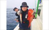 「遠州沖のキンメジギングで良型が続々ヒット！【太考丸・静岡】珍ゲストにイカも顔見せ」の画像3