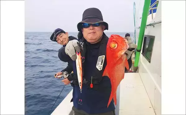 「遠州沖のキンメジギングで良型が続々ヒット！【太考丸・静岡】珍ゲストにイカも顔見せ」の画像