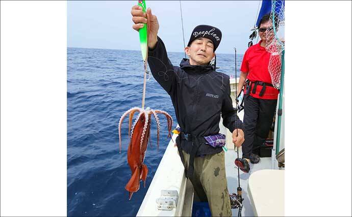 遠州沖のキンメジギングで良型が続々ヒット！【太考丸・静岡】珍ゲストにイカも顔見せ