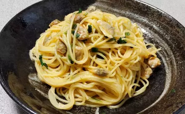 「「簡単で美味！」潮干狩りのアサリを使ったレシピ3選【酒蒸し・炊き込みご飯・佃煮】」の画像