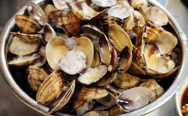 「「簡単で美味！」潮干狩りのアサリを使ったレシピ3選【酒蒸し・炊き込みご飯・佃煮】」の画像