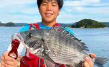 「親子で磯釣り堪能　フカセで良型チヌにショアジギでサゴシ入れ食いも」の画像1