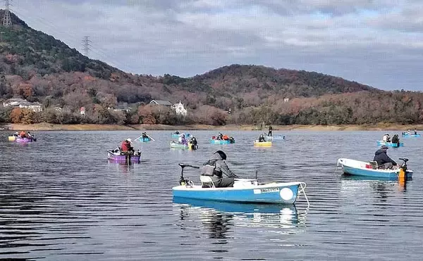 「入鹿池のボートワカサギ釣りで2人300匹超！【愛知】回遊大群を捉えて兄弟対決制す」の画像