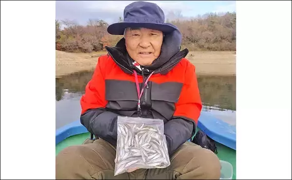 「入鹿池のボートワカサギ釣りで2人300匹超！【愛知】回遊大群を捉えて兄弟対決制す」の画像
