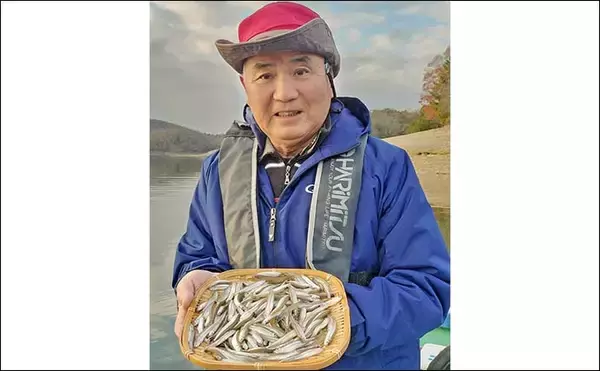 「入鹿池のボートワカサギ釣りで2人300匹超！【愛知】回遊大群を捉えて兄弟対決制す」の画像