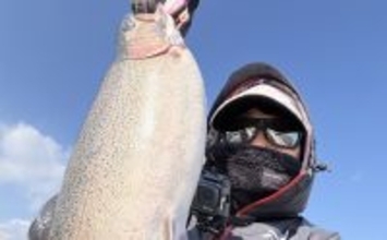 「筋子を持った大型サーモンが釣れる！」海上釣り堀岬でサーモン6匹をゲット【大阪】