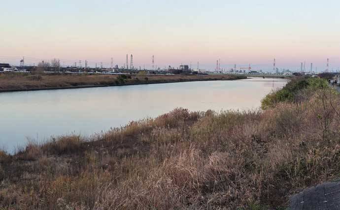 真冬の養老川で83cm「ランカー」シーバス浮上！　バイブレーションにヒット