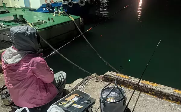 「釣れないと言われる半田港でヒイカを狙う【愛知】エサ釣りで当たり千金の2匹キャッチ」の画像