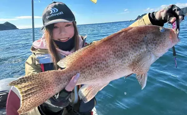 「女性のゴムボートアングラーに聞いた「100%自力で釣る」魅力とは？」の画像