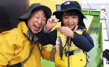 東京湾の午前LTアジ船で30cm頭に釣る人75尾【荒川屋】潮動くと入れ食いに