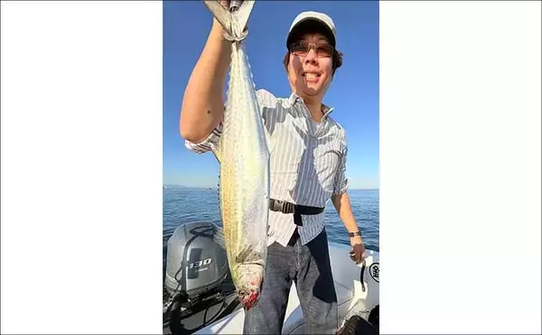 「【沖のルアー釣果速報】ルアー便でビギナーがマゴチ連発！青物も入れ食いで大盛り上がり（愛知）」の画像