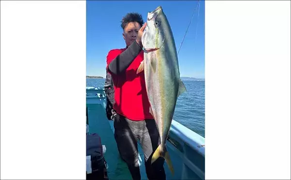 「【沖のルアー釣果速報】ルアー便でビギナーがマゴチ連発！青物も入れ食いで大盛り上がり（愛知）」の画像