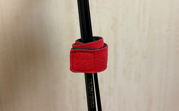 釣り人以外は知らない釣行アイテム「ロッドベルト」　派手な色は紛失防止のため？