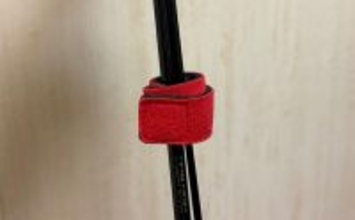 釣り人以外は知らない釣行アイテム「ロッドベルト」　派手な色は紛失防止のため？