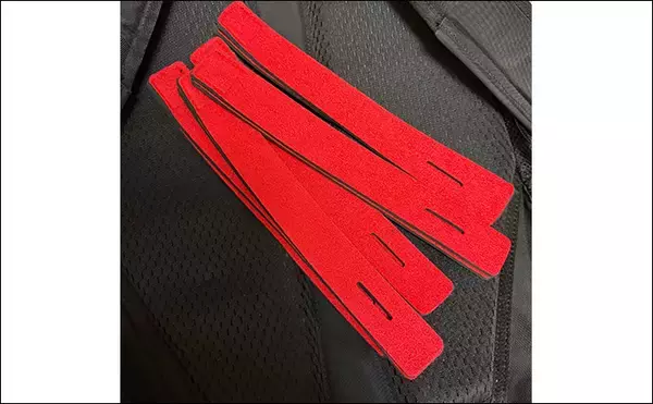 「釣り人以外は知らない釣行アイテム「ロッドベルト」　派手な色は紛失防止のため？」の画像