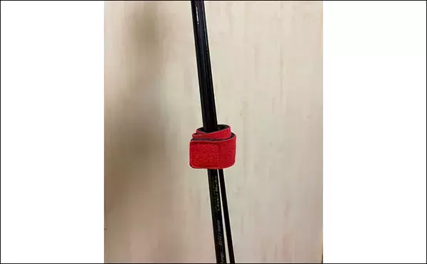 「釣り人以外は知らない釣行アイテム「ロッドベルト」　派手な色は紛失防止のため？」の画像