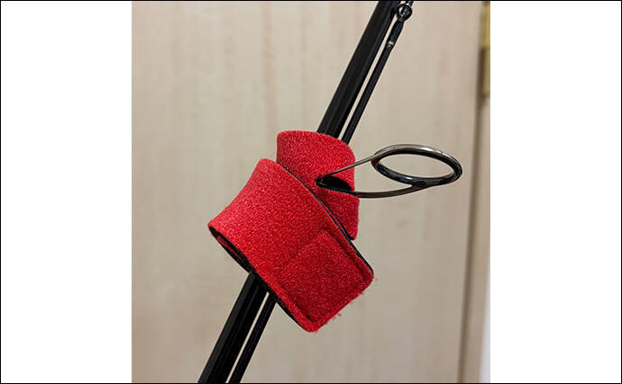 釣り人以外は知らない釣行アイテム「ロッドベルト」　派手な色は紛失防止のため？