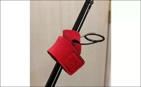 「釣り人以外は知らない釣行アイテム「ロッドベルト」　派手な色は紛失防止のため？」の画像