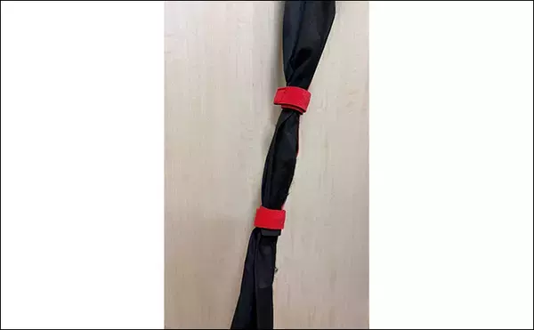 「釣り人以外は知らない釣行アイテム「ロッドベルト」　派手な色は紛失防止のため？」の画像