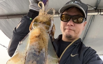 ボートエギングで2kg超えアオリイカが堂々浮上！【熊本・天草】キャスティングにヒット