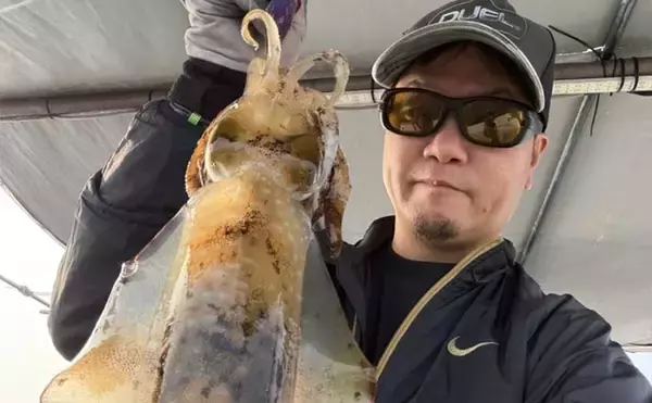 ボートエギングで2kg超えアオリイカが堂々浮上！【熊本・天草】キャスティングにヒット