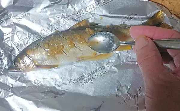 「釣った魚で作る「秋の味覚」レシピ：アユの甘みそ焼き　遠火の弱火でじっくり」の画像
