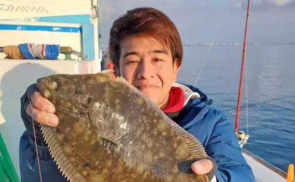 東京湾のマコガレイ釣りで良型浮上！【千葉・林遊船】73cmスズキ乱入の一幕も