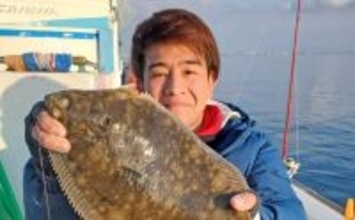 東京湾のマコガレイ釣りで良型浮上！【千葉・林遊船】73cmスズキ乱入の一幕も