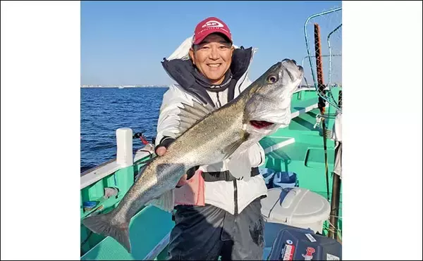「東京湾のマコガレイ釣りで良型浮上！【千葉・林遊船】73cmスズキ乱入の一幕も」の画像