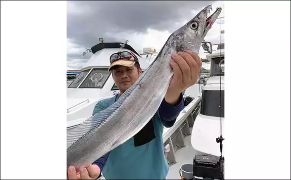 「【釣果速報】博多湾内ファミリーフィッシングで良型タチウオに笑顔（福岡）」の画像