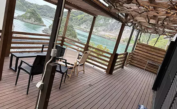 「「コノシロが掬い放題の宿？」海まで徒歩0分のゲストハウス『HASHINSHITA』に泊まってみた」の画像