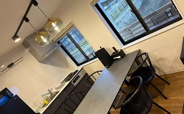 「「コノシロが掬い放題の宿？」海まで徒歩0分のゲストハウス『HASHINSHITA』に泊まってみた」の画像